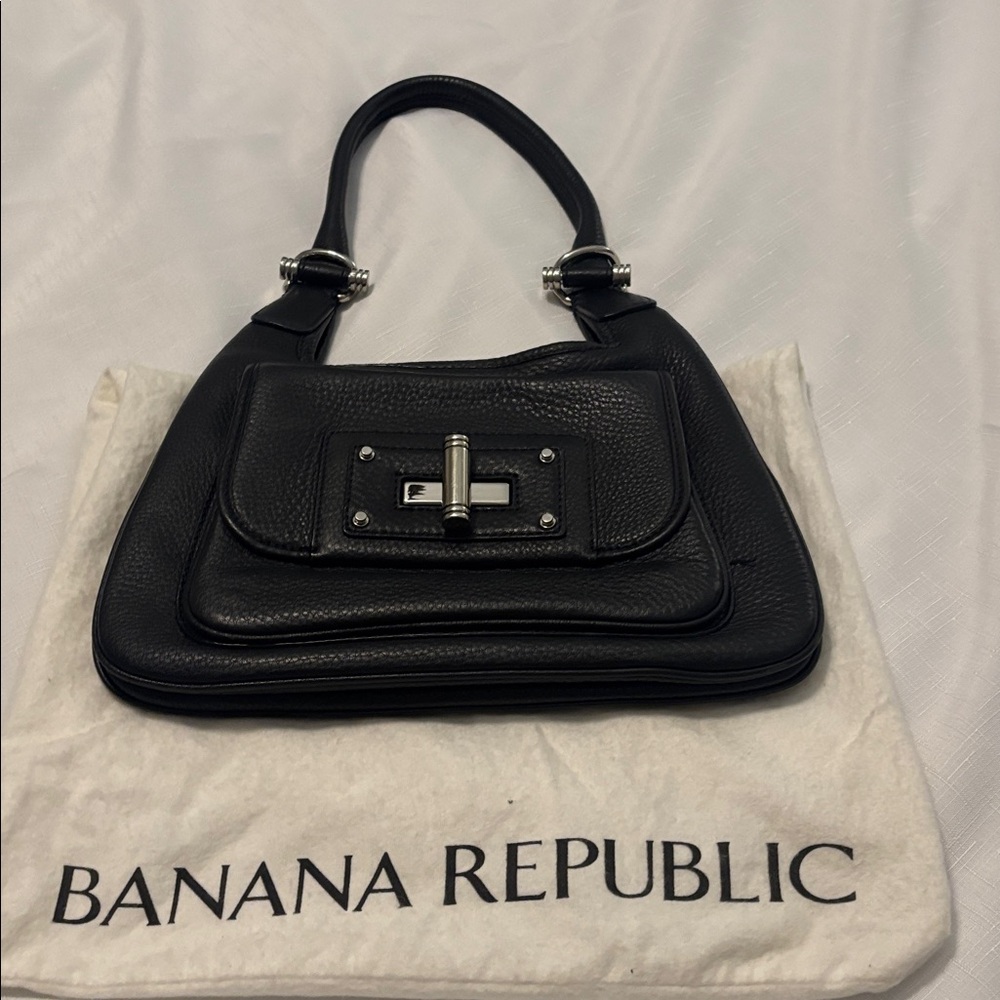 Banana Republic black pebbled leather shoulder bag w/turn-lock magnetic closure - Picture 3 of 11